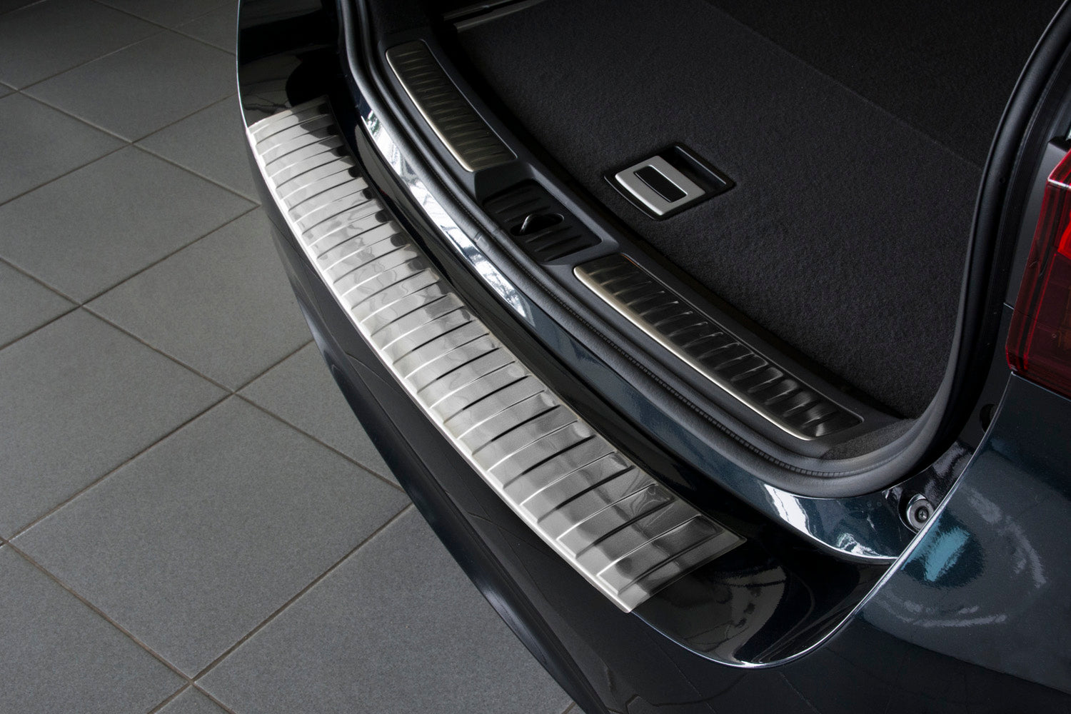 Protector parachoques trasero TOYOTA AVENSIS combi 2015->-ICCTUNING