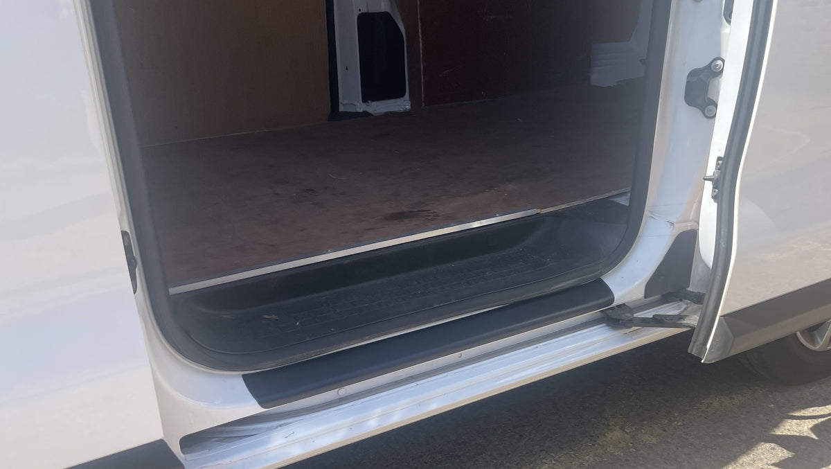 Protector de parachoques trasero Opel VIVARO MK2 6.2014> TEXTURIZADO