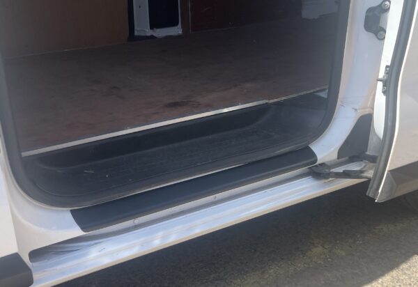 Protector de parachoques trasero Opel VIVARO MK2 6.2014> TEXTURIZADO