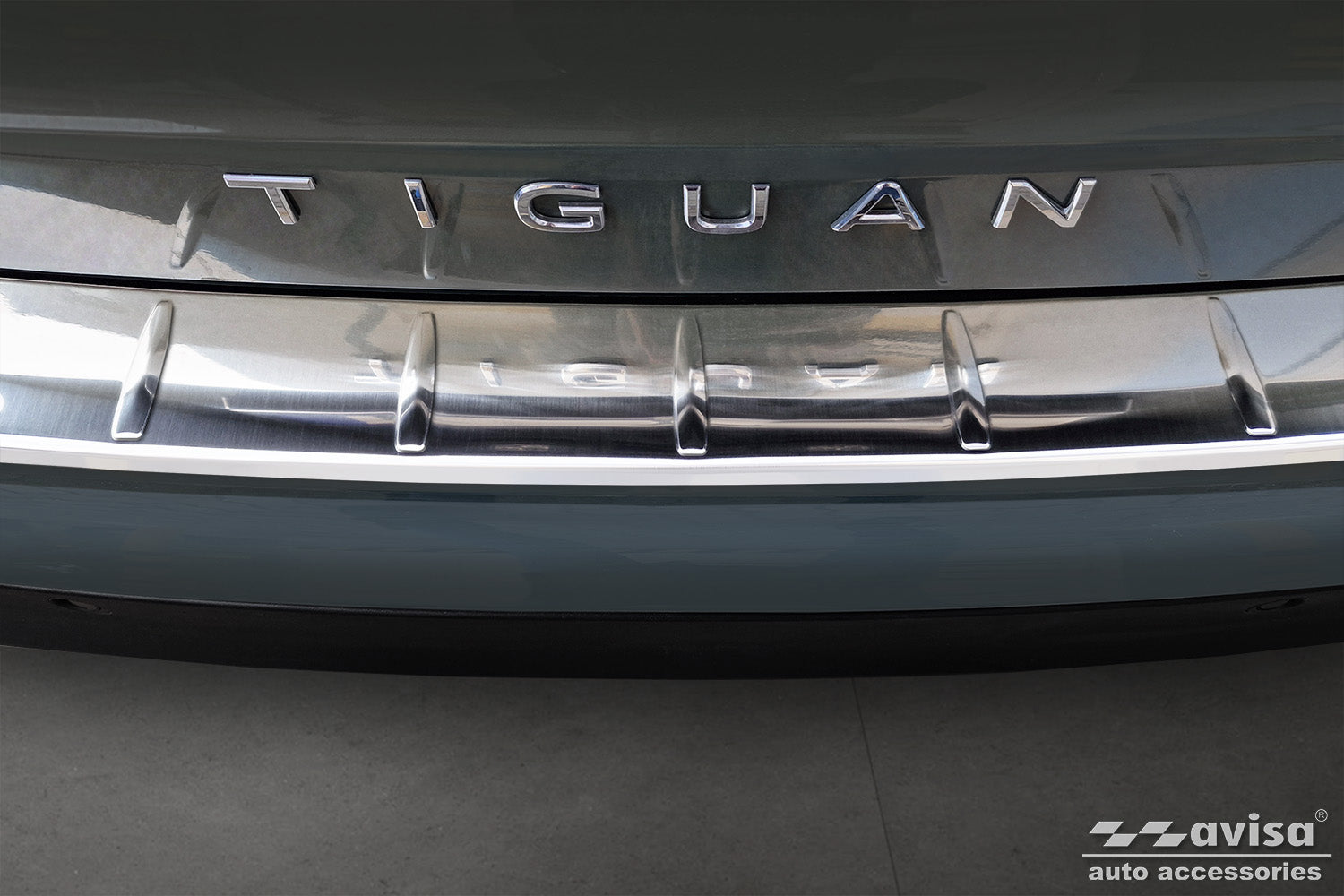 protector de parachoques trasero VW TIGUAN plata satinado 2024+