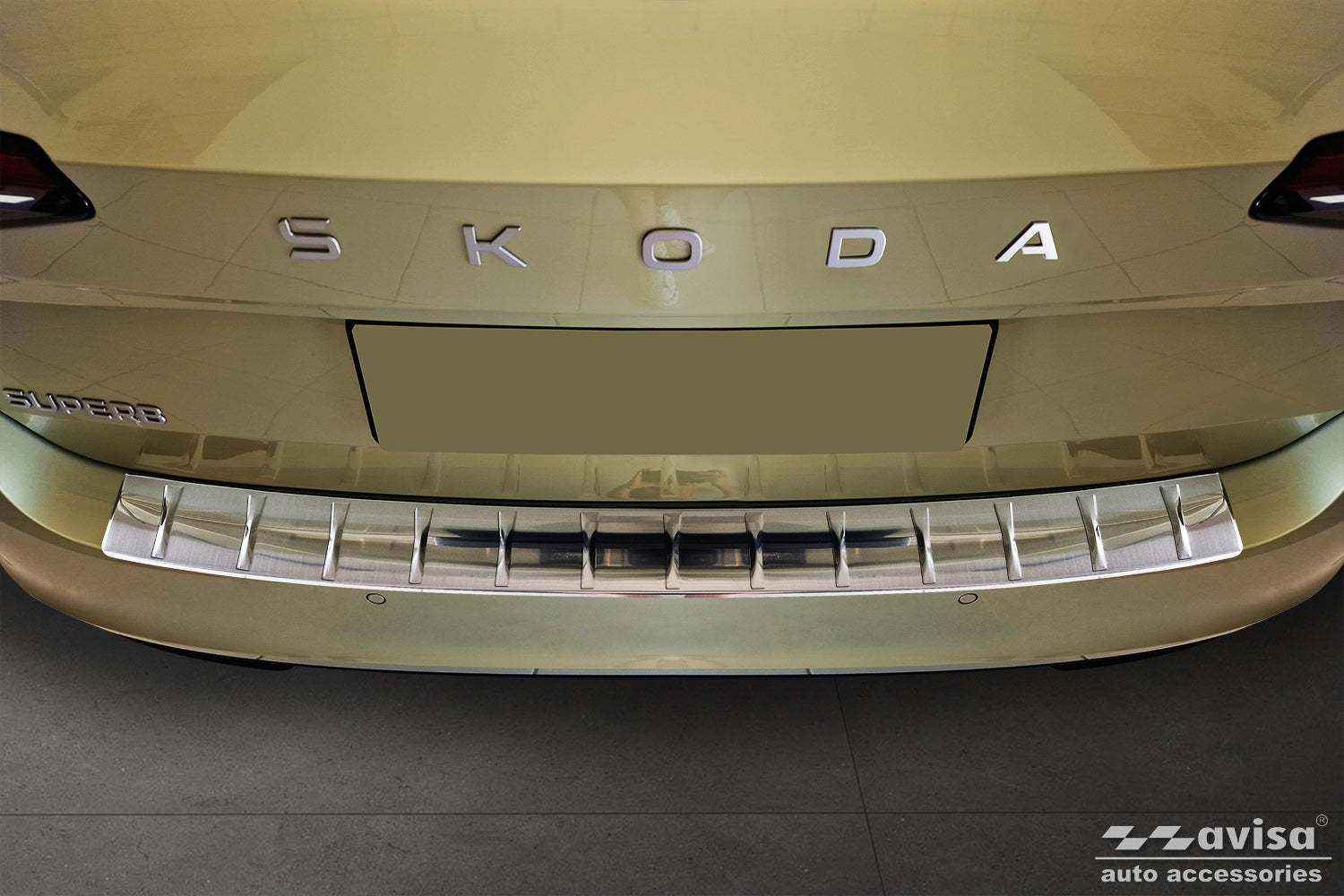protector de parachoques trasero SKODA SUPERB COMBI plata satinado 2024+