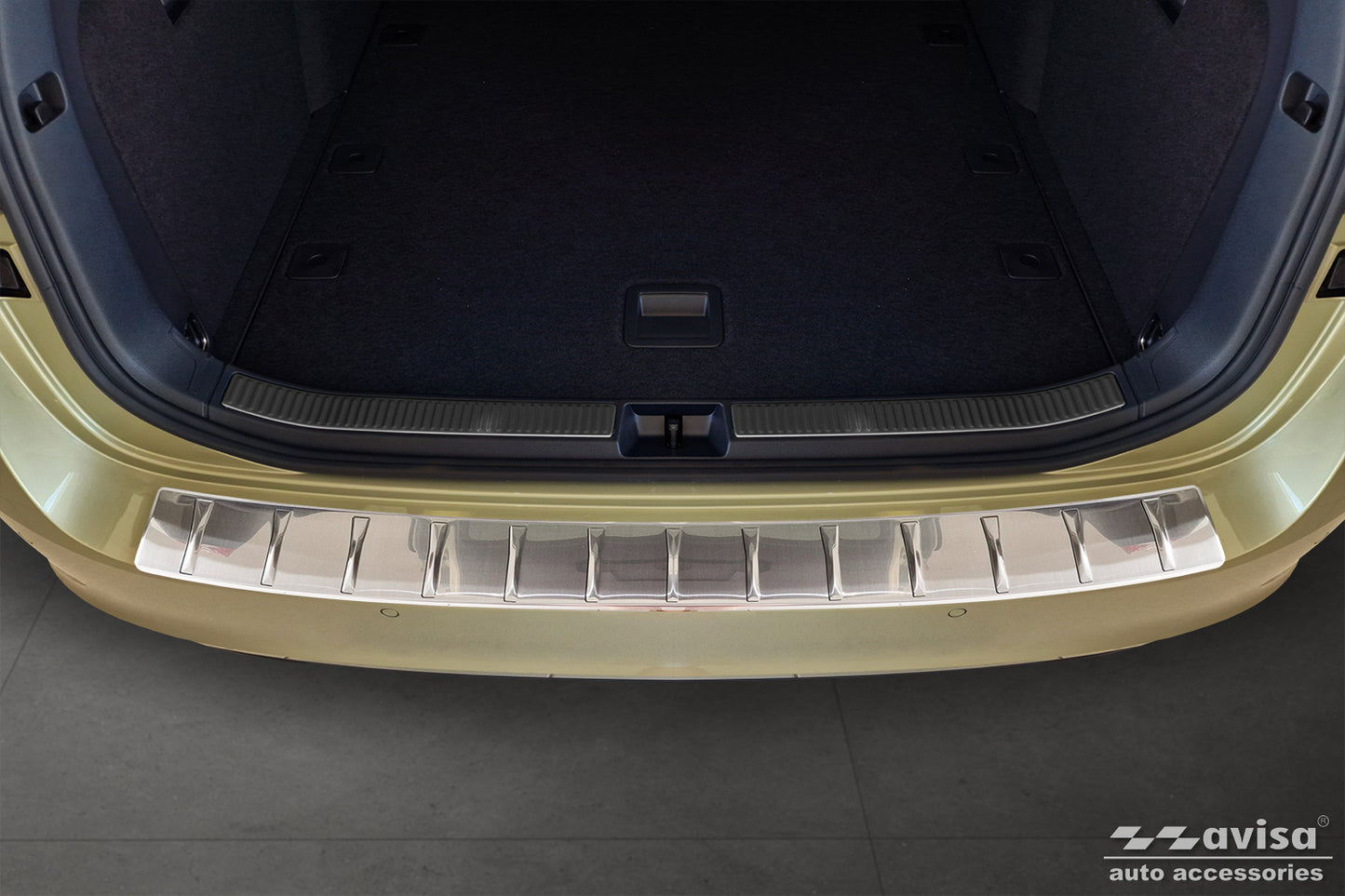 protector de parachoques trasero SKODA SUPERB COMBI plata satinado 2024+