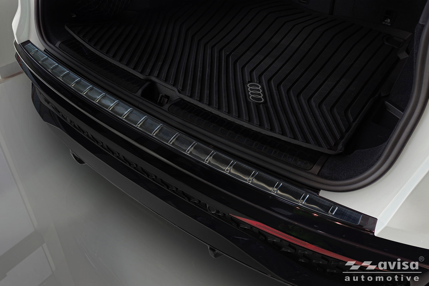 protector de parachoques trasero AUDI Q5 negro 2024+