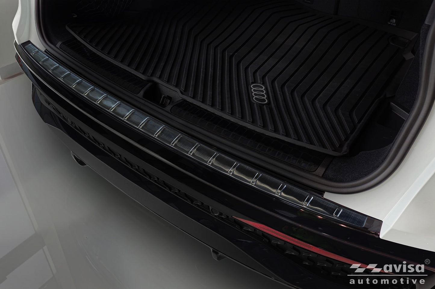 protector de parachoques trasero AUDI Q5 negro 2024+