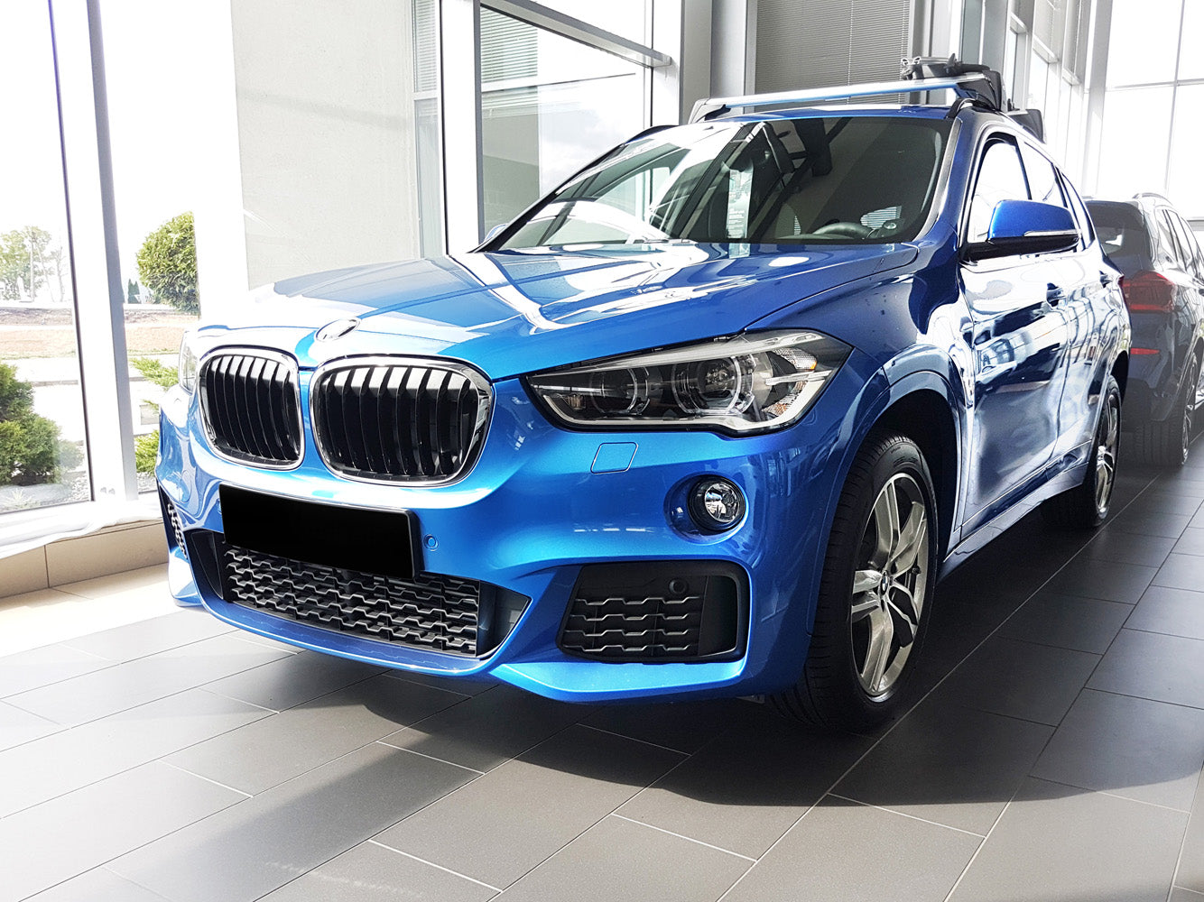 protector de parachoques trasero BMW X1 F48 negro espejo, rojo fibra de carbono