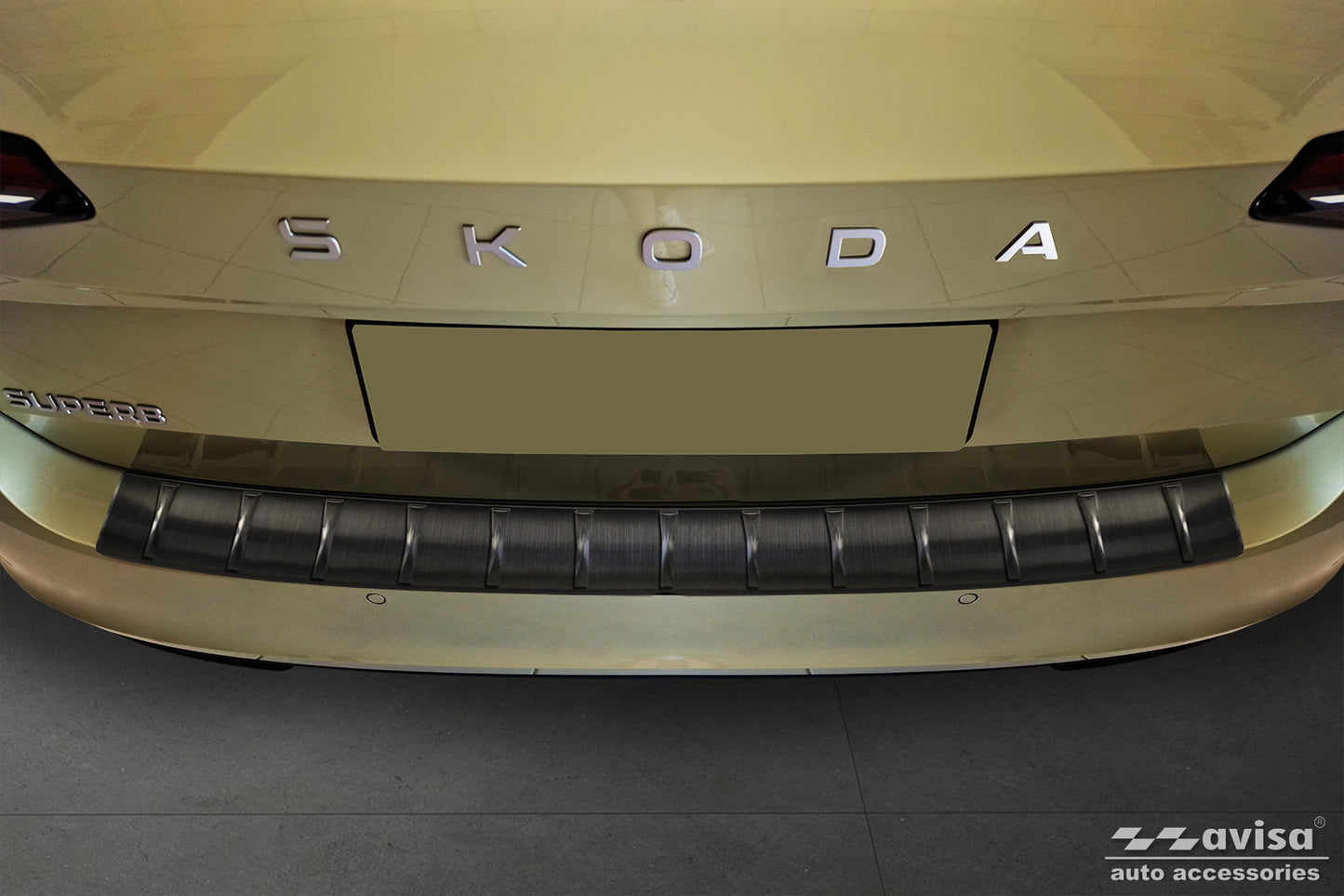 protector de parachoques trasero SKODA SUPERB COMBI negro 2024+