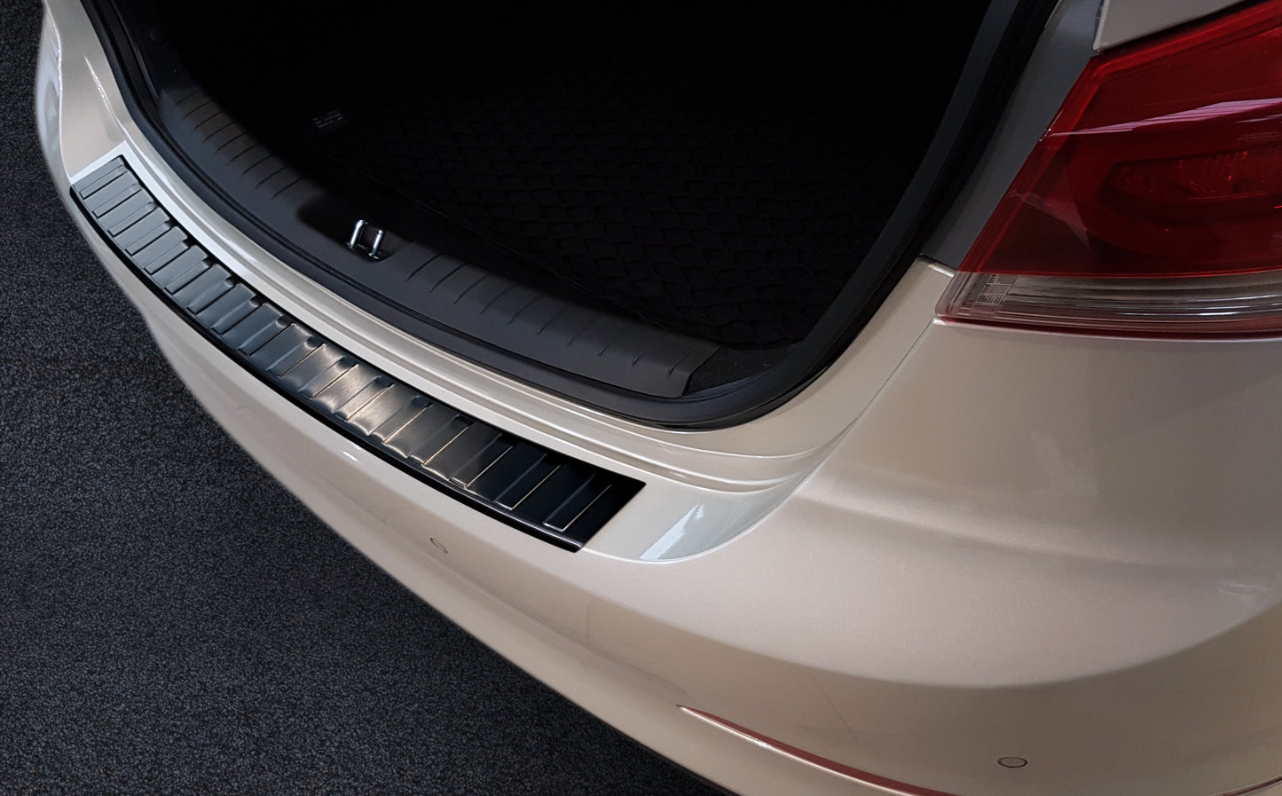 protector de parachoques trasero HYUNDAI ELANTRA negro