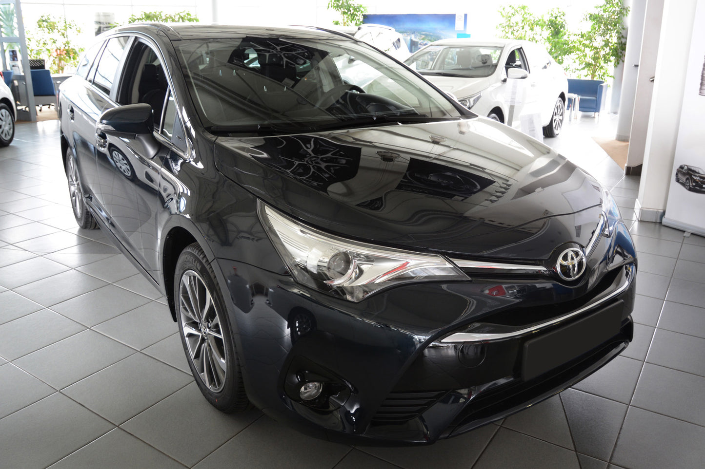 protector de parachoques trasero TOYOTA AVENSIS combi negro 2015+