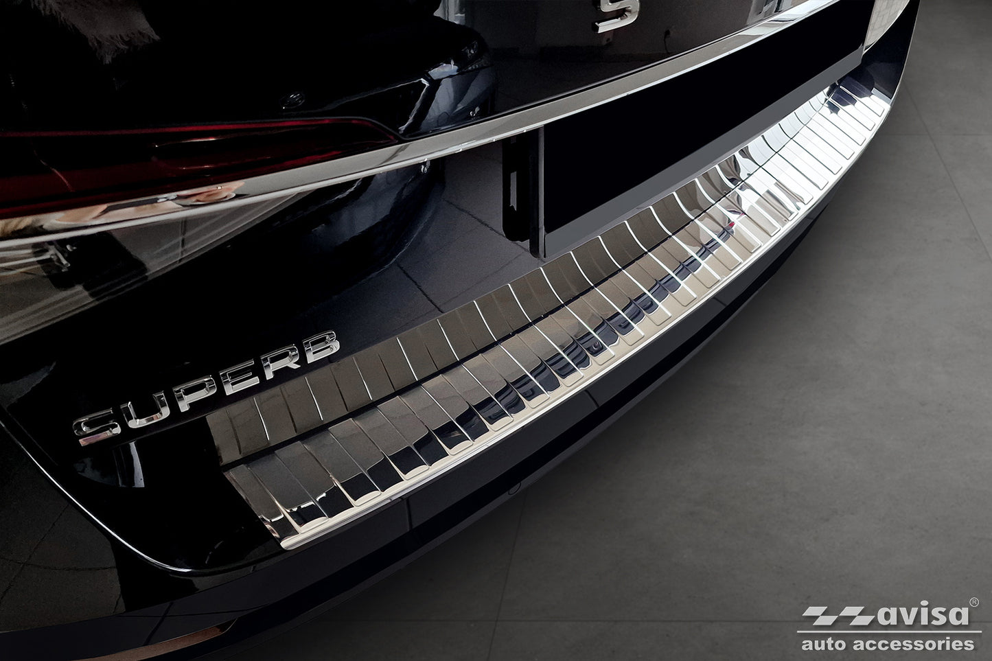 protector de parachoques trasero SKODA SUPERB combi plata espejo 2019-24